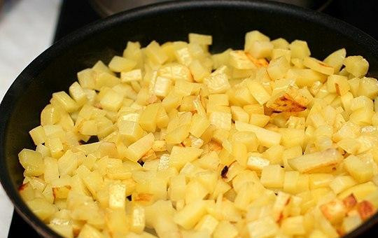 1. Этап. Мясо в армянском лаваше: В другой сковороде обжариваем мелкими кубиками нарезанный картофель.