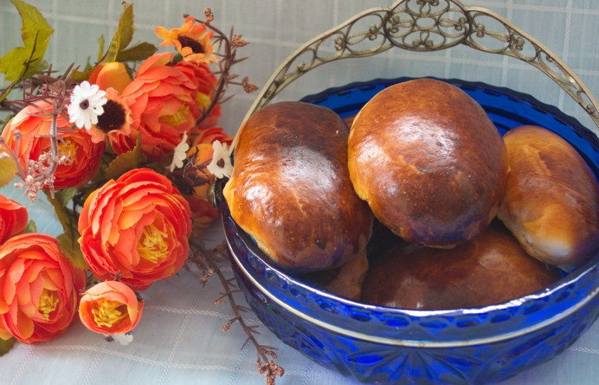 1. Этап. Печеные пирожки из дрожжевого теста: Смажьте пирожки взбитым яйцом. Выпекайте в горячей духовке при 180 градусах до готовности.