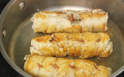 1. Этап. Сочные куриные грудки: 8. В сотейнике или на сковороде с высокими бортами разогрейте растительное масло. Выложите курочку и обжарьте на сильном огне до румяности со всех сторон.