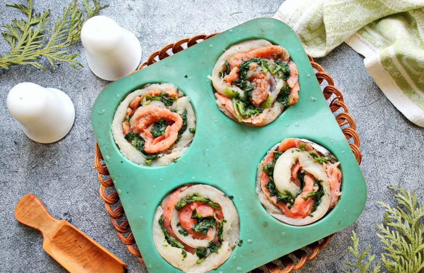 1. Этап. Розочки из красной и белой рыбы со шпинатом: Форму для маффинов смажьте растительным маслом и выложите в них по одной 