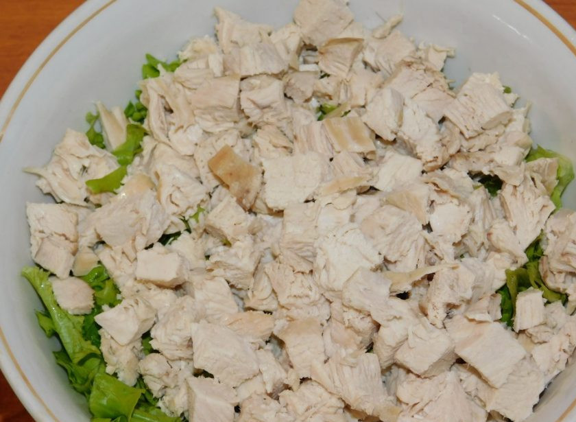 1. Этап. Салат Улыбка: Куриное филе нарежьте кубиками.