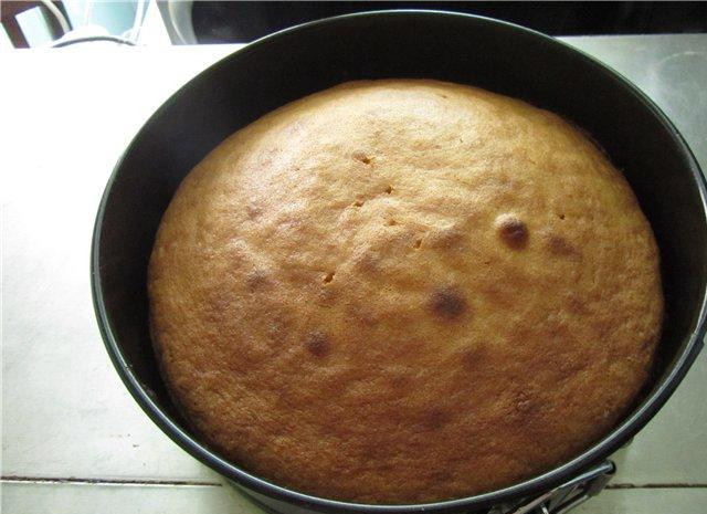 1. Этап. Английский бисквит: Непосредственно сам бисквит уже готов, однако мы сразу приготовим из него тортик. Остужаем бисквит.