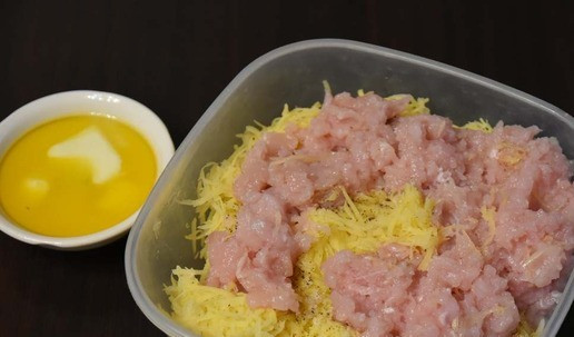 1. Этап. Хашбраун в вафельнице: В подготовленную основу добавляю фарш индейки ТМ Индилайт, соль, перец. крахмал и растопленное сливочное масло. Хорошо все перемешиваю для равномерного распределения ингредиентов.