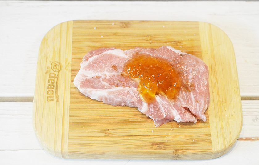 1. Этап. Хрустящие свиные отбивные с абрикосом: 3. Выложите на каждый кусочек мяса по 1-2 ч.л. джема.