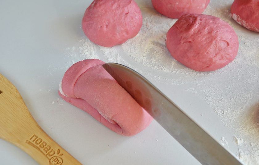 1. Этап. Плюшки Для любимых: Сложите рулетик пополам, отступите от края 1-2 см и ножом разрежьте рулет.