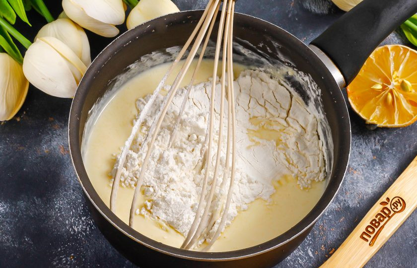 1. Этап. Капкейки с кремом Пломбир: Всыпьте муку и вмешайте ее в сметанную массу. Поместите емкость на плиту, включая умеренный нагрев, и заварите ее в течение 8-10 минут, не забывая помешивать венчиком.