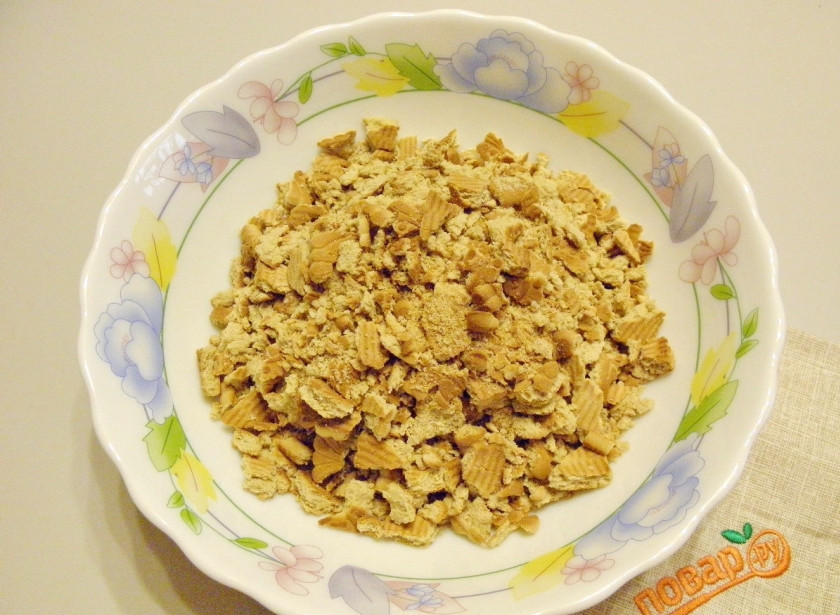 1. Этап. Торт Муравейник из печенья со сгущенкой: Печенье поломайте на не крупные кусочки.