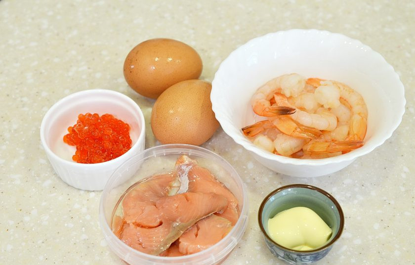 1. Этап. Салат по-царски с семгой и креветками: Подготовьте необходимые ингредиенты.