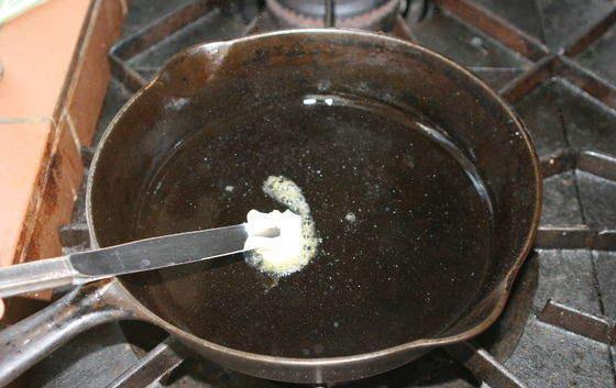 1. Этап. Яичница-болтунья простая: Масло растопить на сковороде.