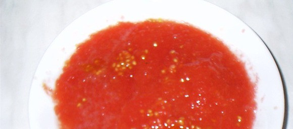 1. Этап. Суп в горшочке из хлеба: 1. Помидор трем на средней терке так, чтобы осталась одна мякоть.