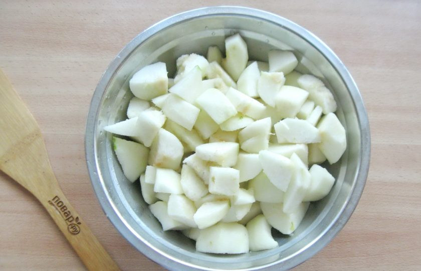 1. Этап. Джем из груши с лимонной кислотой на зиму: Разрежьте груши на половинки, удалите семенную коробочку. Нарежьте небольшими кусочками.