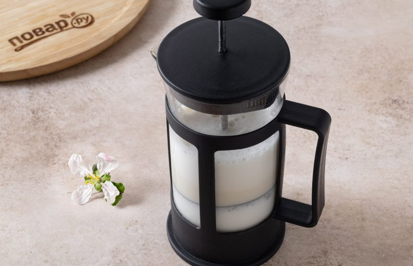 1. Этап. Протеиновый кофе: Перемешайте протеин и молоко. Затем взбейте с помощью френч-пресса молоко с протеином до плотной пышной пенки.