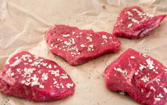 1. Этап. Говядина со сладким перцем: 1. Мясо вымойте, обсушите, нарежьте небольшими кусочками. Посолите, поперчите, добавьте чеснок.