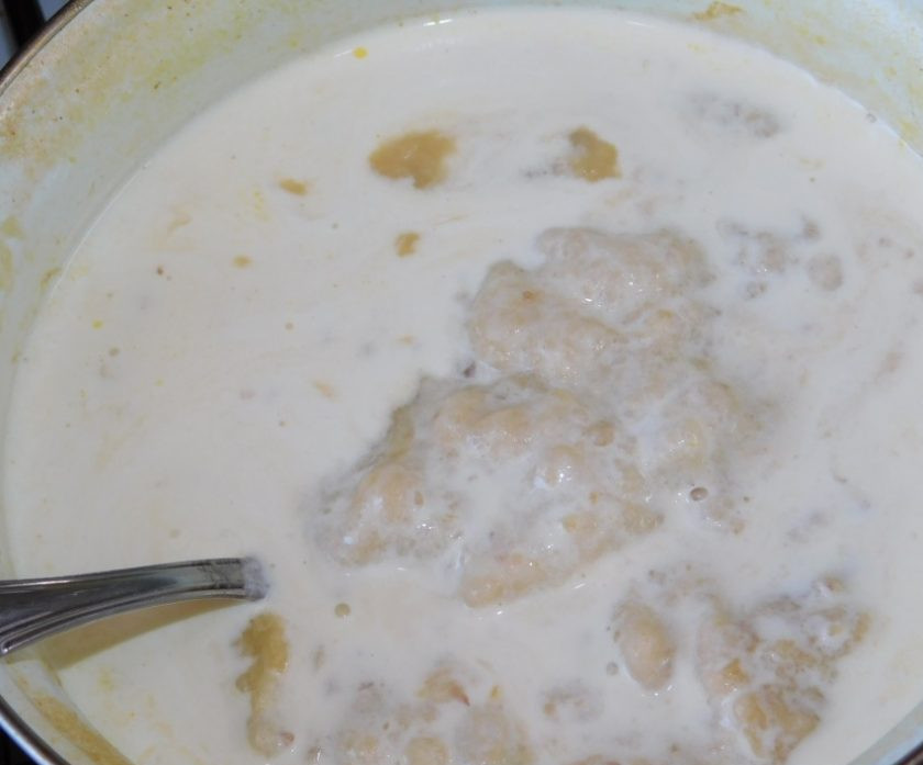 1. Этап. Сливочный суп-пюре с курицей и грецкими орехами: Всю массу верните в кастрюлю. Добавьте сливки и специи. Перемешайте. Суп хорошо прогрейте. Если консистенция густая, можно добавить немного воды.