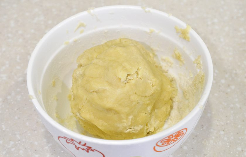 1. Этап. Песочный пирог Лимонник: Замесите тесто. Отделите 1/4 теста. Каждую часть заверните в пленку и уберите в морозилку на 20 минут.