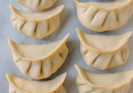 1. Этап. Жаренные китайские пельмени: Края пельменей красиво защипайте. Проделайте манипуляции, пока не слепите все пельмени.