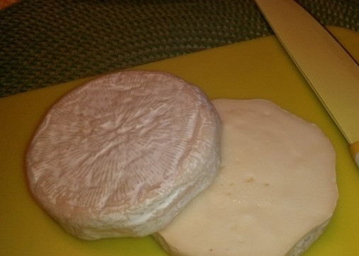 1. Этап. Сырные медальоны: Все ингредиенты рассчитаны на одну порцию. Так что сыр разрежьте вдоль пополам.