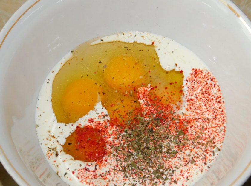 1. Этап. Мясной омлет с кабачками и помидорами: Отдельно смешайте яйца и сливки. Добавьте соль и специи. Перемешайте.