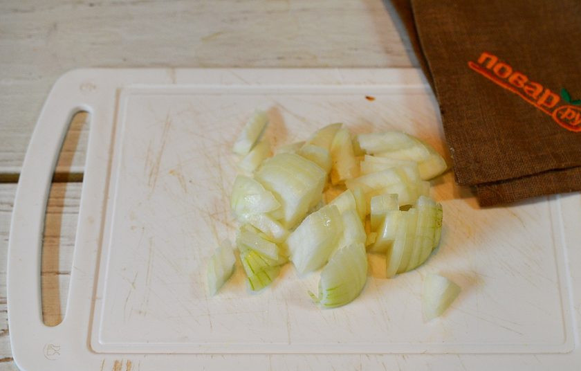 1. Этап. Советская кабачковая икра: 3. Лук нарежьте кубиком.