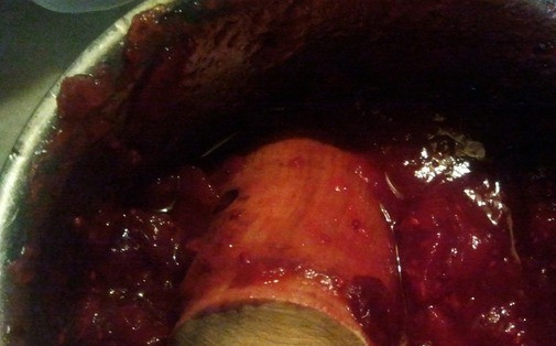 1. Этап. Кутья с яблоками: Традиционно узвар для кутьи готовится из сухофруктов, но он мне не очень нравится, недавно нашла рецепт узвара из клюквы и яблок, и поняла - это то, что мне нужно. Чтобы его приготовить, надо клюкву перетереть в пюре.