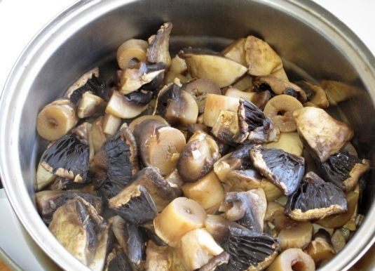 1. Этап. Вареные шампиньоны: Варите грибы 20 минут. С готовых шампиньонов слейте воду.