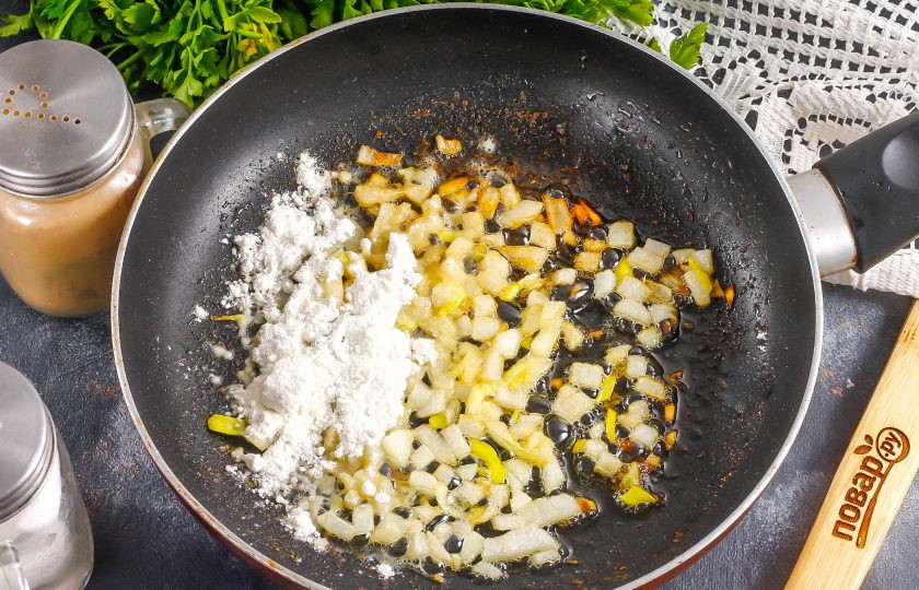 1. Этап. Сливочно-имбирный соус: Всыпьте пшеничную муку и обжарьте ее, перемешивая, чтобы мука впитала в себя растительное масло.