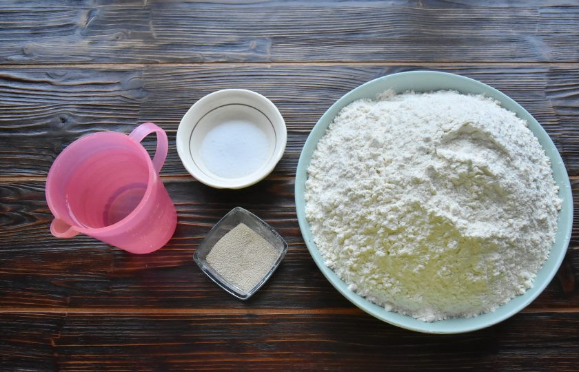 1. Этап. Пигоди по-корейски: Подготовьте ингредиенты для приготовления дрожжевого теста. Муку просейте через мелкое сито. Воду подогрейте в микроволновой печи в течение 1 минуты до температуры комфортной для активации дрожжей. Если используете живые прессованные дрожжи, увеличьте указанную норму в три раза.