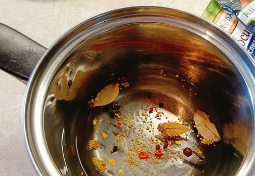 1. Этап. Утопенцы или маринованные сосиски с овощами: Из указанных ингредиентов приготовить маринад. Всё довести до кипения. На вкус маринад должен быть кисло-сладковатым. Но единого рецепта нет и никто вам не возразит, если вы захотите добавить побольше пряностей, сахара или уксуса.