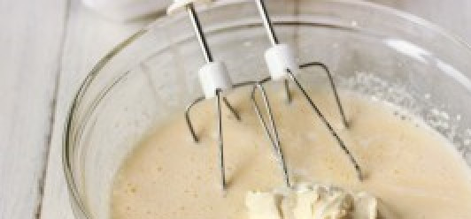 1. Этап. Воздушный пирог в мультиварке: Кладем сметану, продолжаем взбивать.