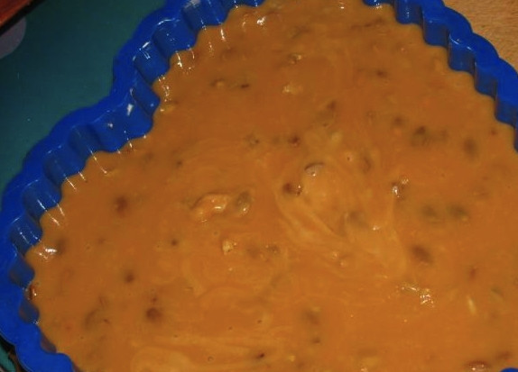 1. Этап. Вареный сахар: Теперь нужно подготовить форму для конфет. Это могут быть маленькие формочки или одна большая. Но в любом случае форма смазывается растительным маслом. Когда масса слегка остынет, залейте её в форму.