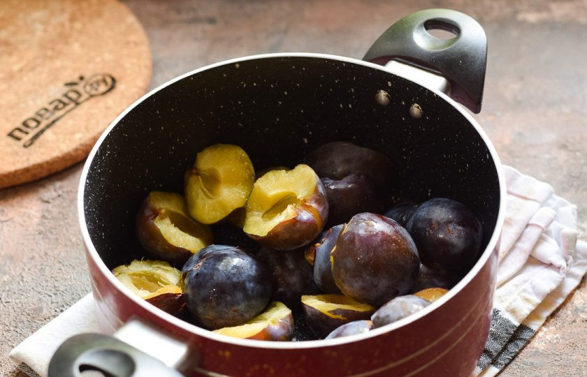 1. Этап. Пюре из сливы для грудничка на зиму: Переложите сливы в кастрюлю, на дно влейте буквально 70 мл. воды. Поставьте сливы на маленький огонь, доведите до кипения.