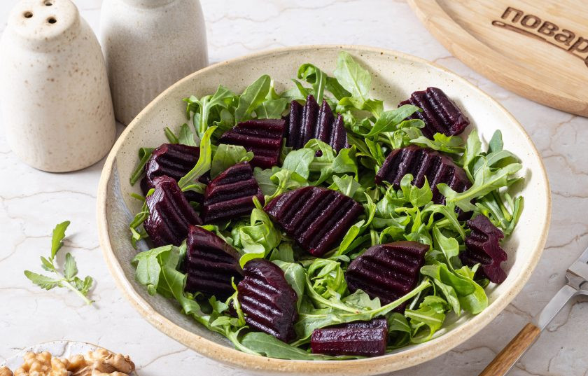 1. Этап. Салат со свеклой и сливочным сыром: Очистите свеклу от кожуры и порежьте ломтиками средней толщины. Я использую фигурный нож.