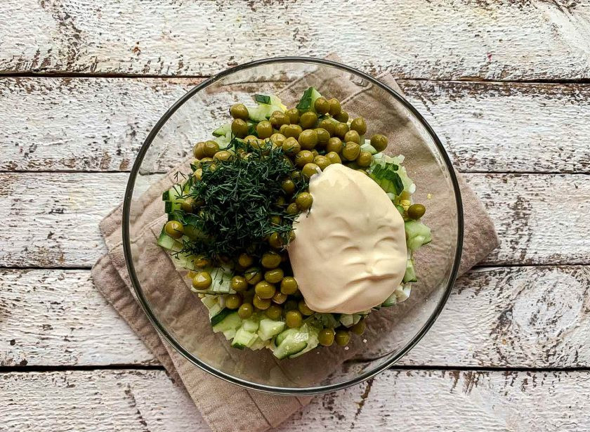 1. Этап. Салат с курицей и огурцами: Добавьте мелко нарезанную зелень, посолите, заправьте майонезом и хорошо перемешайте.