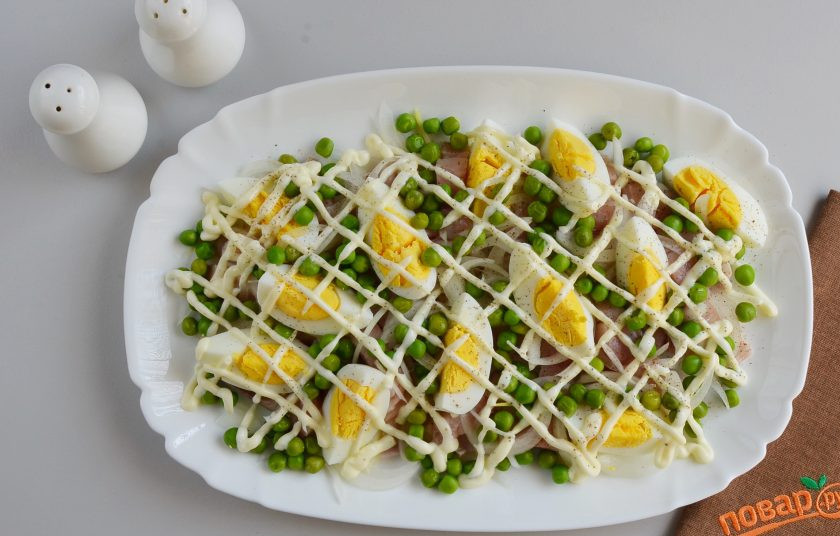 1. Этап. Салат со скумбрией: Посолите, поперчите, украсьте салат майонезной сеткой. Подайте к столу.