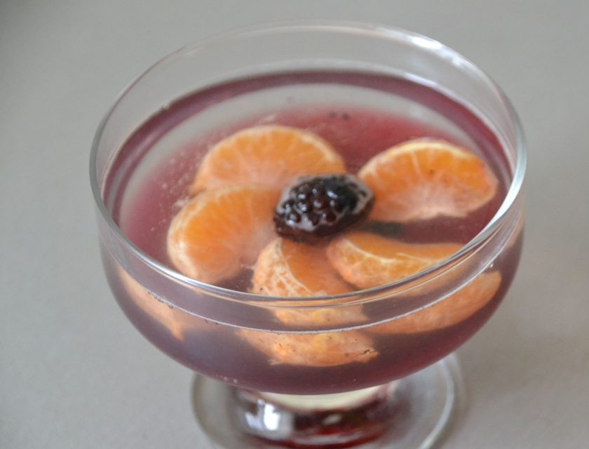 1. Этап. Прозрачное желе: Залейте сверху прозрачным желе. Дайте желе застыть.