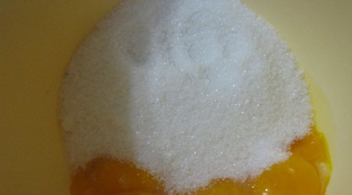 1. Этап. Бисквитное тесто со сметаной: Отделите желтки от белков. В желтки добавьте сахар.