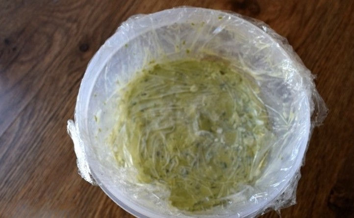 1. Stage. Basil ice cream: Pour the ice cream into the container with which we will put it in the freezer and completely cool, then put the plastic wrap directly on the mass. Put in the freezer until it solidifies, stir every 30 minutes.