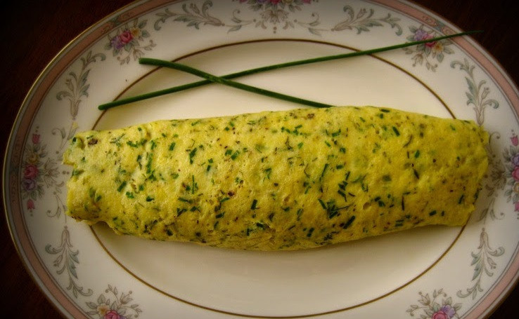 1. Этап. Омлет с зеленью: 6. Классический рецепт омлета с зеленью можно сделать еще интереснее и аппетитнее. Для этого по всей поверхности горячего омлета необходимо распределить тертый сыр (можно использовать также мягкий сыр при желании, рубленный кусочками) и аккуратно свернуть его рулетом. Сделать это можно на сковороде, поджарив его еще 1-2 минуты, чтобы края схватились. Получается невероятно вкусный омлет с начинкой из расплавленного сыра.