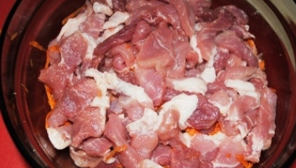 1. Этап. Мясо по-гусарски: Нарежьте мясо небольшими брусочками.