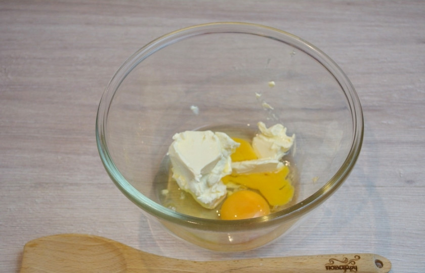1. Этап. Бисквит с вишней: В миску вбейте 2 яйца и добавьте сливочное масло комнатной температуры. Температура масла важна, поэтому лучше просто достаньте его заранее, до начала готовки.