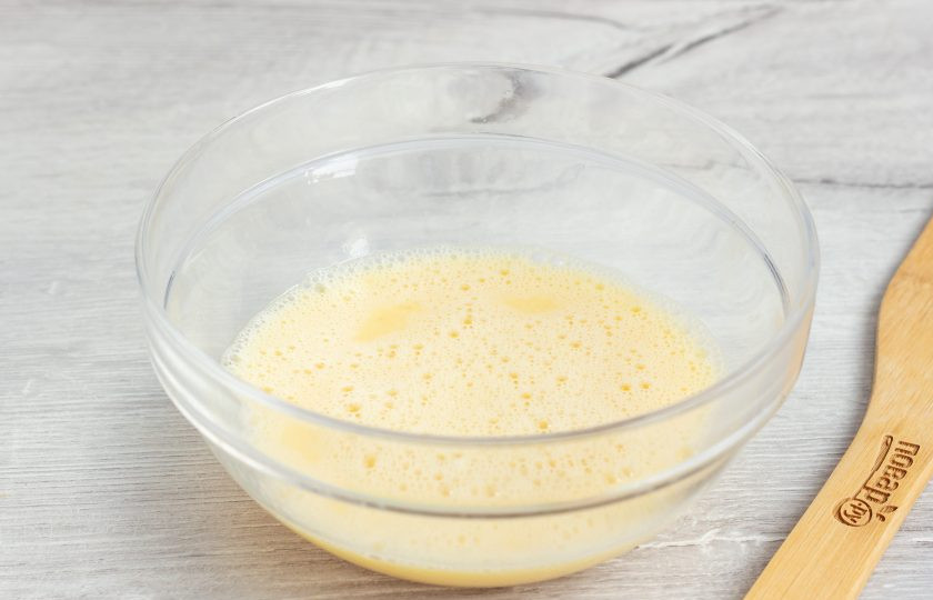 1. Этап. Омлет Тамаго: Яйца взбейте венчиком. Миксером лучше не взбивать, чтобы не получить пенную массу.