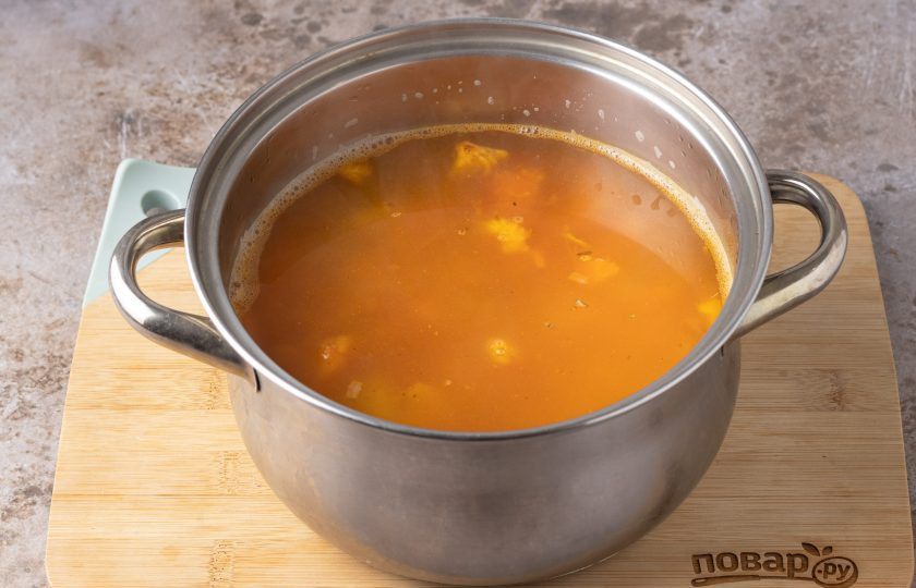 1. Этап. Суп с молодой фасолью: Добавьте овощную зажарку в кастрюлю.