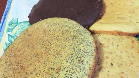 1. Этап. Торт Женский каприз: 4. Получившееся тягучее тесто разделите на 4 части. Для каждого подготовьте наполнитель. В 1/4 часть положите мак и поставьте выпекаться в духовку. В следующую часть добавьте какао. В оставшееся тесто в одну часть положите дробленые орехи, в другую – изюм. Выпекайте коржи по очереди.