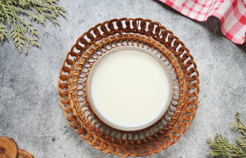 1. Этап. Вкусная густая домашняя сметана: Подготовьте для приготовления вкусной густой домашней сметаны молоко. Оно должно быть комнатной температуры.