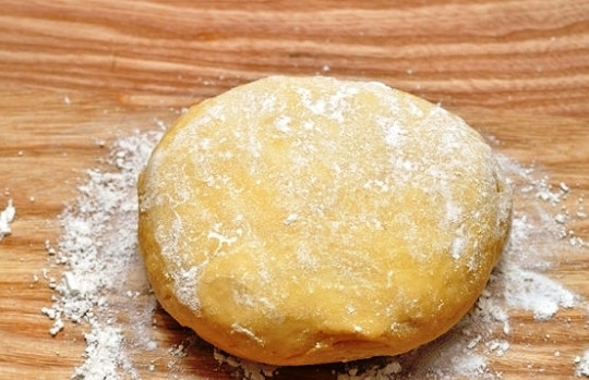 1. Этап. Песочное печенье (простой рецепт): Замешайте песочное тесто, подсыпая муку при необходимости.