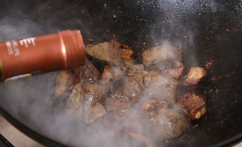 1. Этап. Кучмачи из куриных потрохов: Отдельно обжариваем лук и чеснок. Теперь добавляем их к потрохам и заливаем вином (или винным уксусом). Вина - 100 мл.