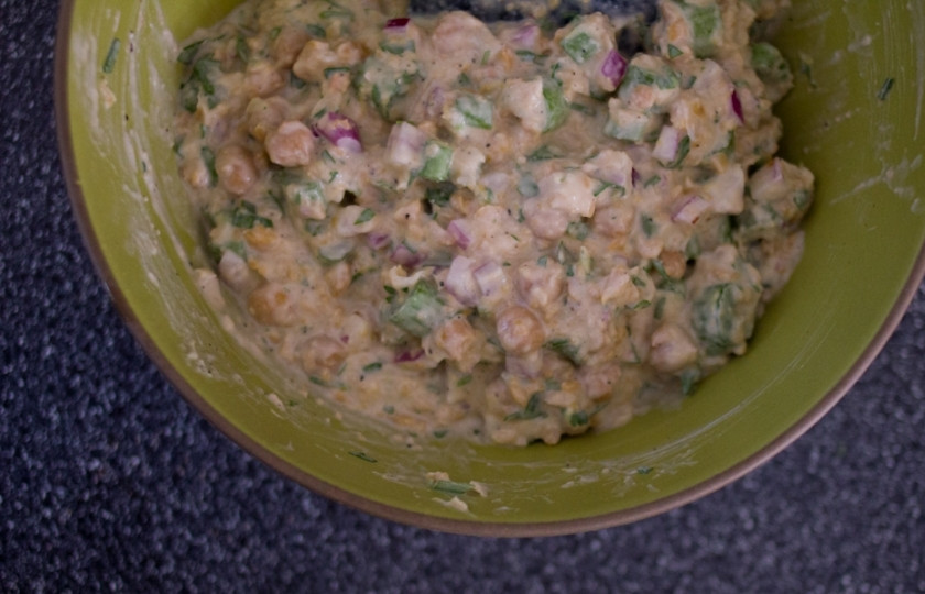 1. Этап. Лаваш без сыра: Все перемешайте, добавьте специй по вкусу, отправьте в холодильник.