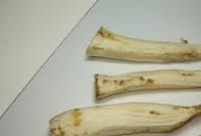 1. Этап. Хрен к холодцу: 1. Корни хрена очищаем, моем. Затем заворачиваем в полиэтиленовый пакет и кладём в морозильную камеру на 15-30 минут (всё зависит от толщины корней хрена). Это делается для того, чтобы Вам не щипало глаза, когда будете натирать корни хрена на терке.