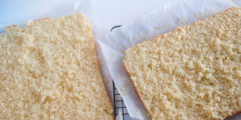 1. Этап. Торт Европейский: Каждую пышку разрежьте пополам.