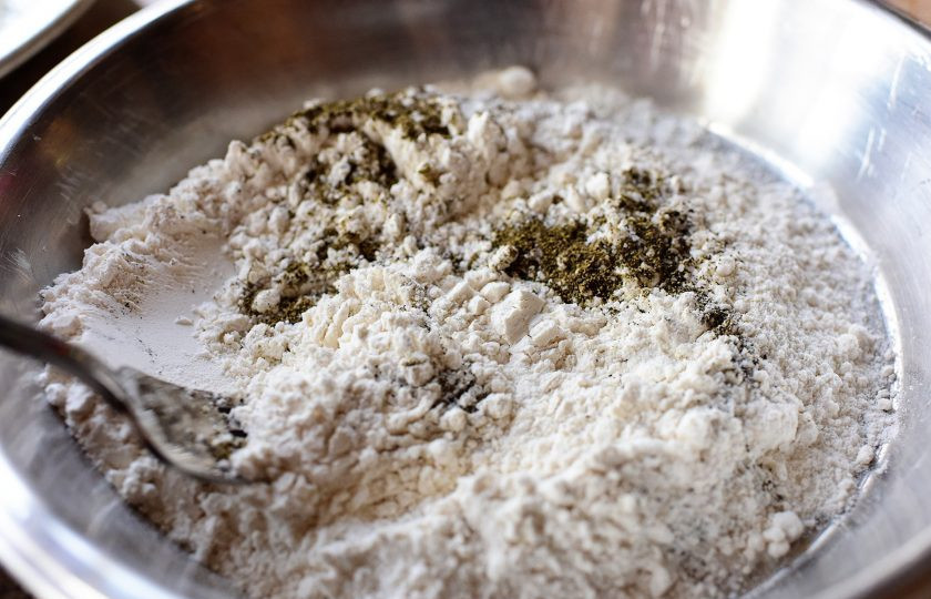 1. Этап. Куриная грудка в хрустящей панировке с сыром: 2. В отдельной миске смешайте муку, соль и перец.